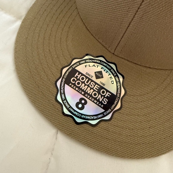 House of Commons Men’s Flat Brim Fitted Baseball Cap Hat Beige Size 8 NWT - Picture 2 of 5
